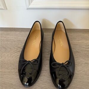 CHANEL Black Patent Leather Ballet Flats